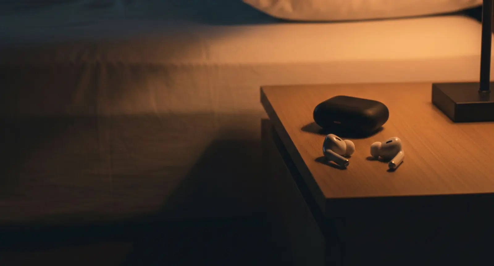 深夜卧室，放在床边的 AirPods